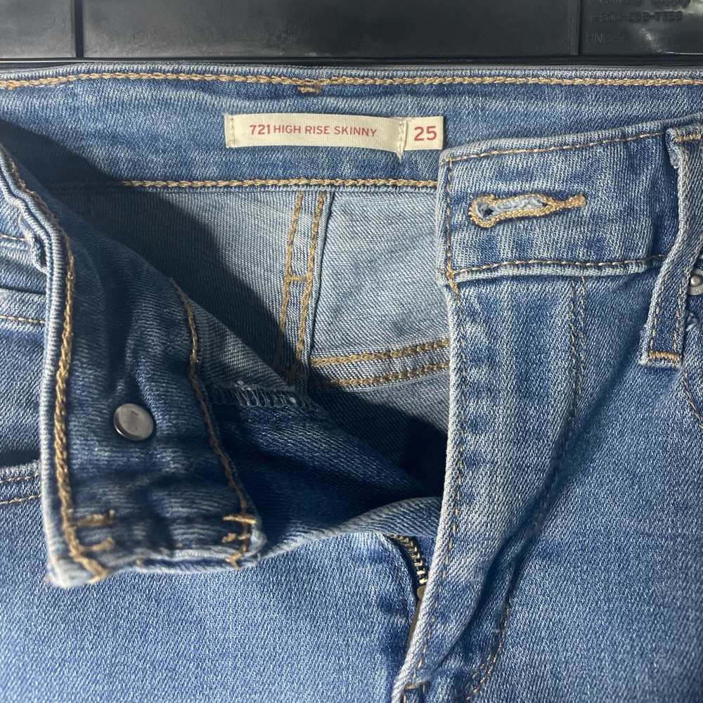 Levi’s High Rise Jeans - Picture 5 of 5